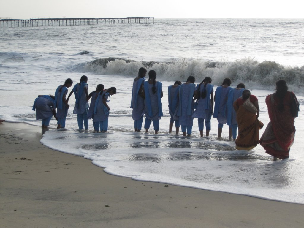 08-Bathing schoolgirls.jpg - Bathing schoolgirls